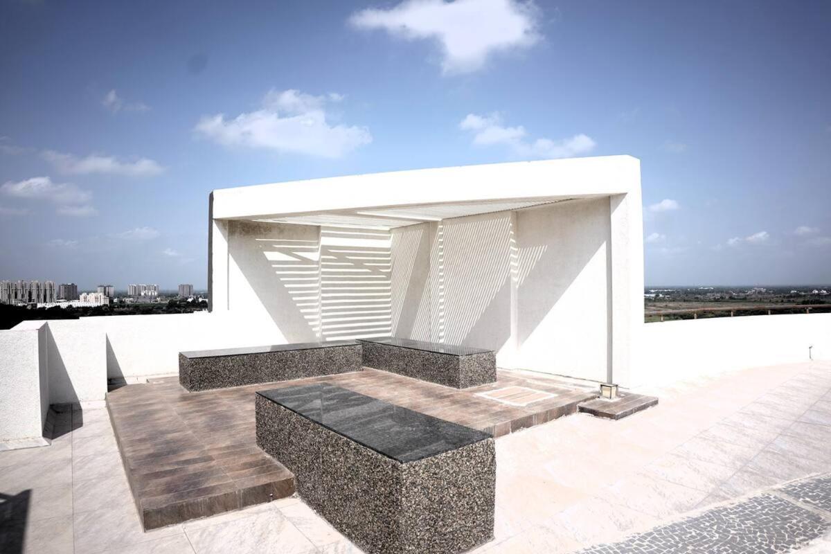 7 Seasons Palm Suite With Sky Orbit, Balcony, Swimming Pool, Wifi, Playground Rajkot Buitenkant foto