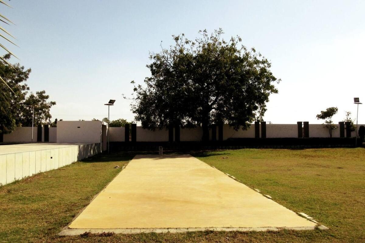7 Seasons Palm Suite With Sky Orbit, Balcony, Swimming Pool, Wifi, Playground Rajkot Buitenkant foto
