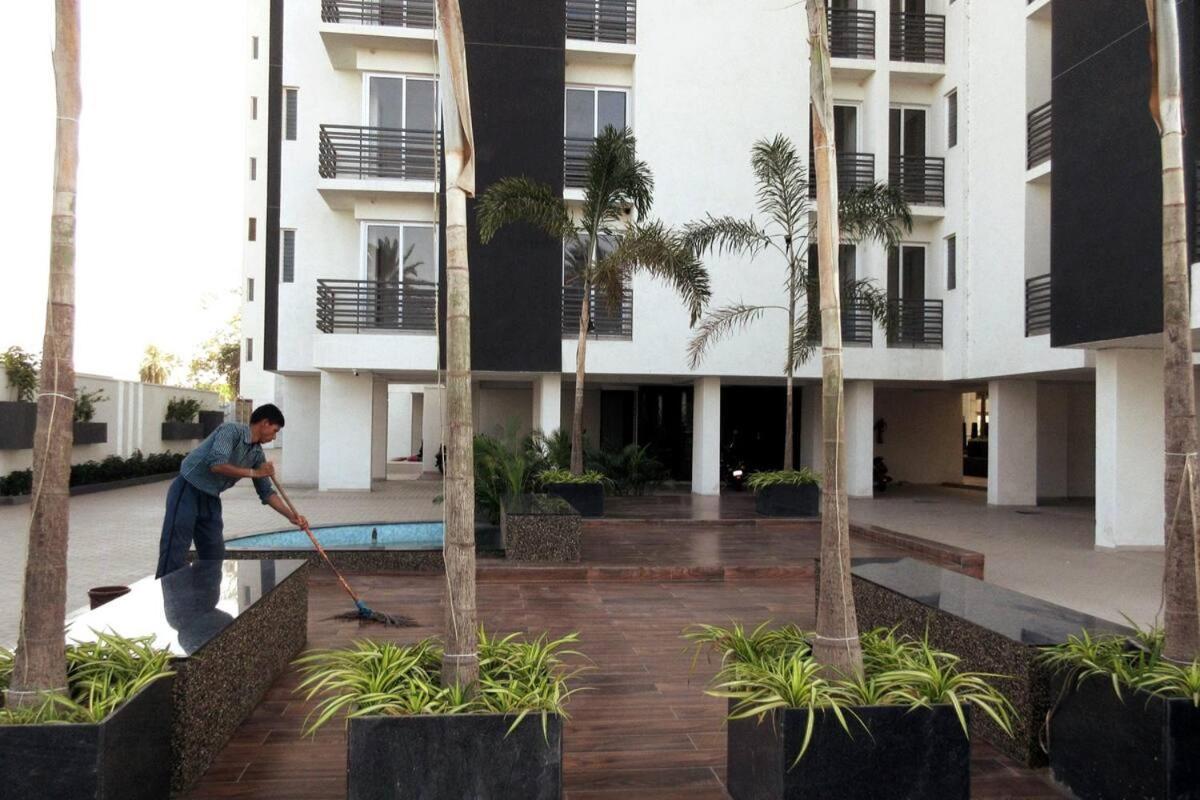 7 Seasons Palm Suite With Sky Orbit, Balcony, Swimming Pool, Wifi, Playground Rajkot Buitenkant foto