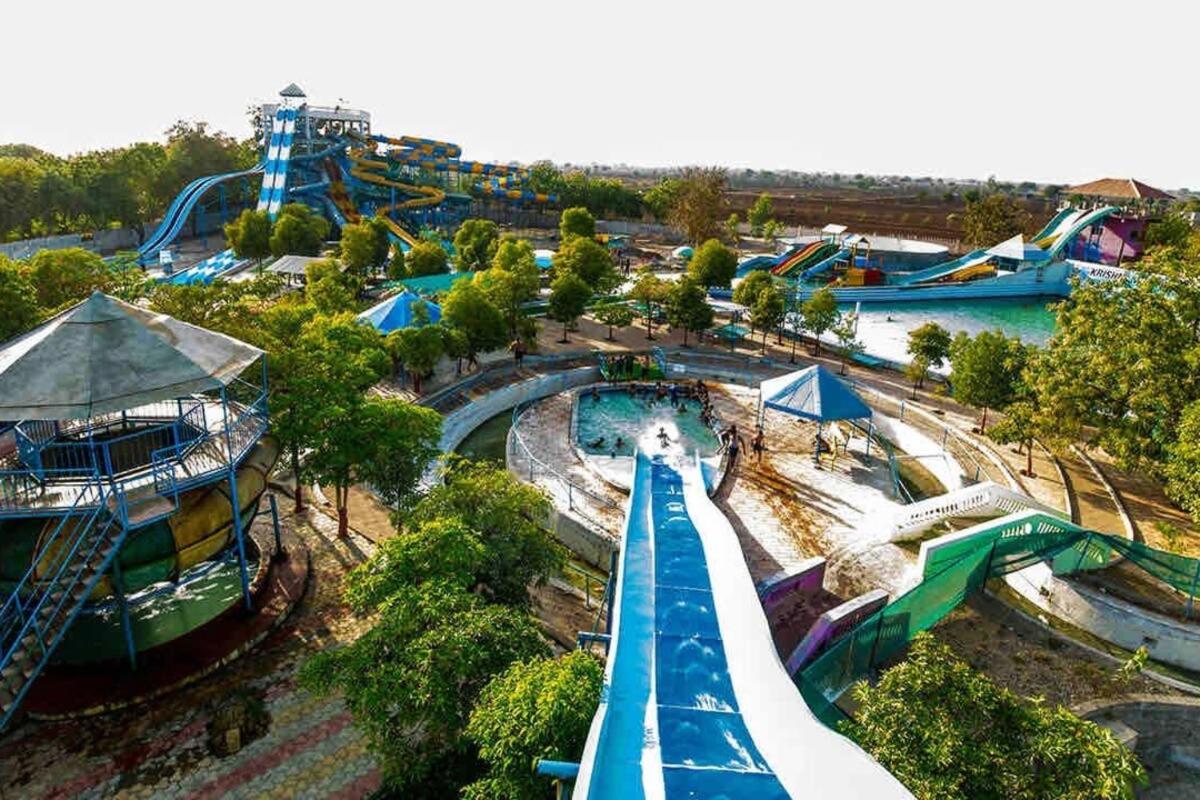 7 Seasons Palm Suite With Sky Orbit, Balcony, Swimming Pool, Wifi, Playground Rajkot Buitenkant foto