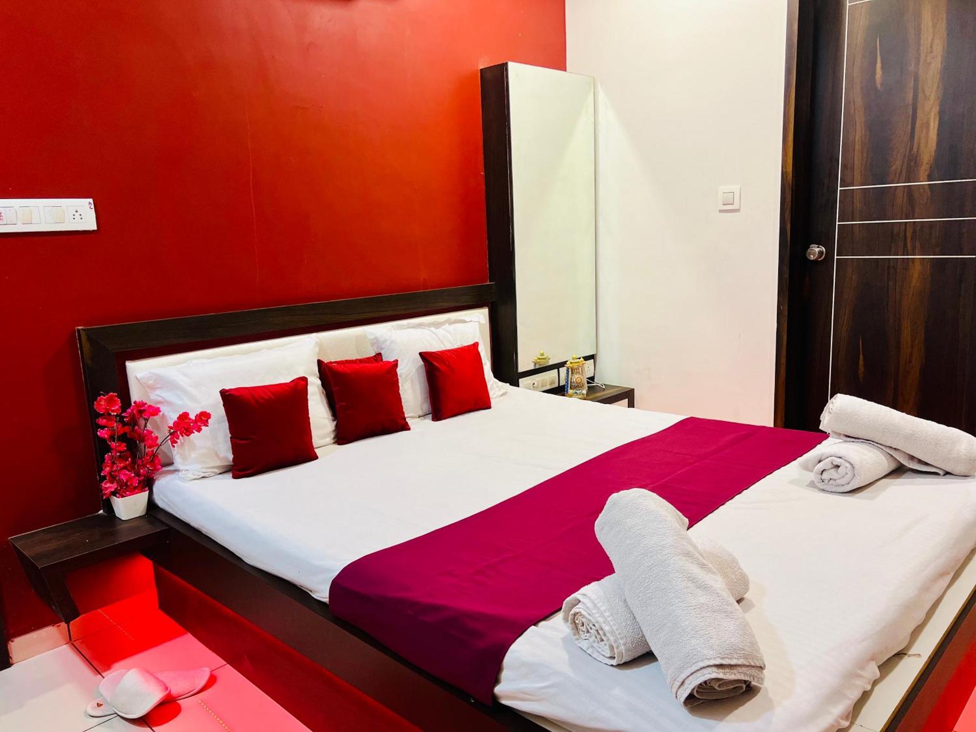 7 Seasons Palm Suite With Sky Orbit, Balcony, Swimming Pool, Wifi, Playground Rajkot Buitenkant foto