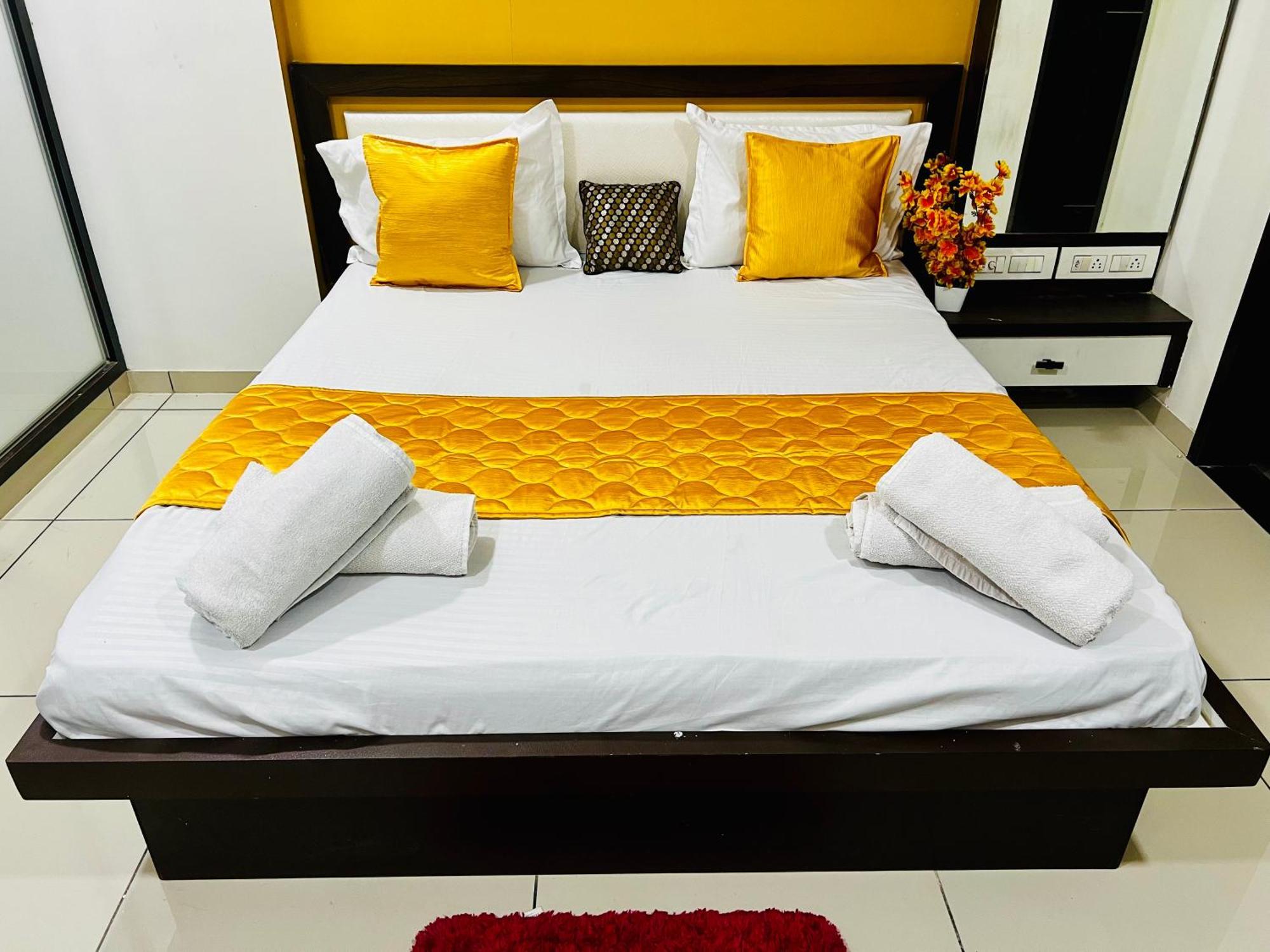 7 Seasons Palm Suite With Sky Orbit, Balcony, Swimming Pool, Wifi, Playground Rajkot Buitenkant foto