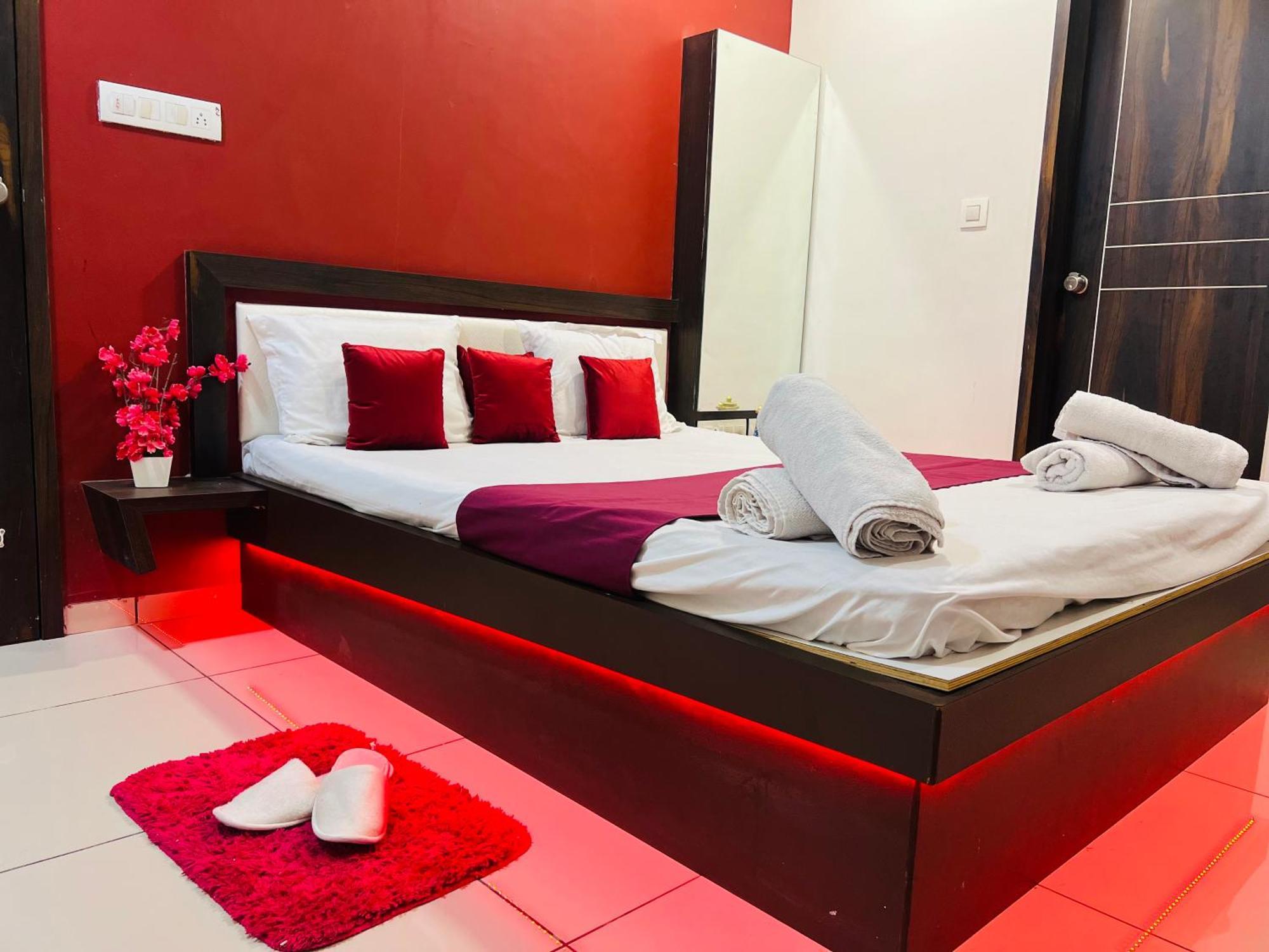 7 Seasons Palm Suite With Sky Orbit, Balcony, Swimming Pool, Wifi, Playground Rajkot Buitenkant foto